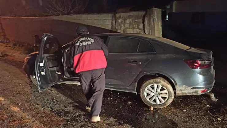 Van'da otomobil duvara çarptı: 3 yaralı