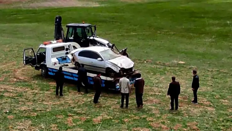 Van'da otomobil şarampole yuvarlandı