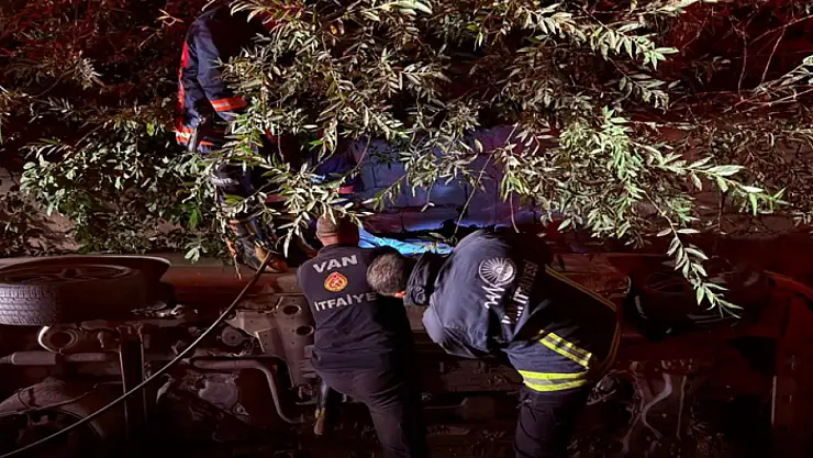 Van'da otomobil su kanalına düştü