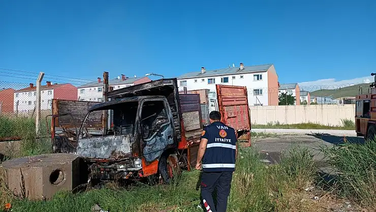 Van'da park halindeki kamyonet yandı