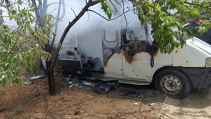 Van'da park halindeki minibüs yandı