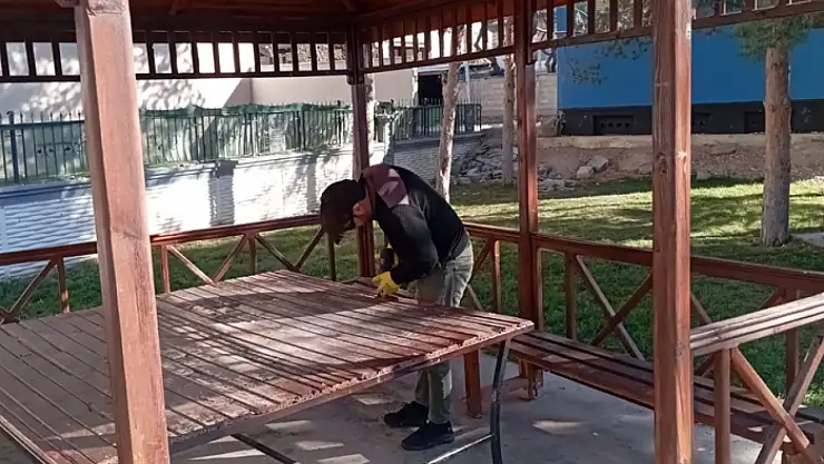 Van'da parklarda bakım onarım çalışması