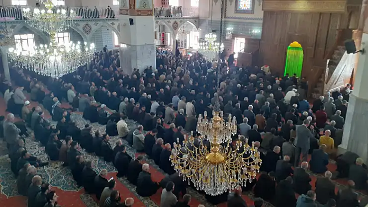 Van'da Ramazan'ın son cuma namazında camiler dolup taştı