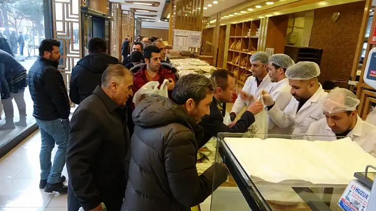 Van'da Ramazan pidesi kuyruğu