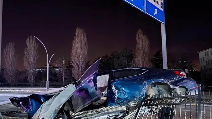 Van'da refüje çarpan otomobilin sürücüsü yarandı