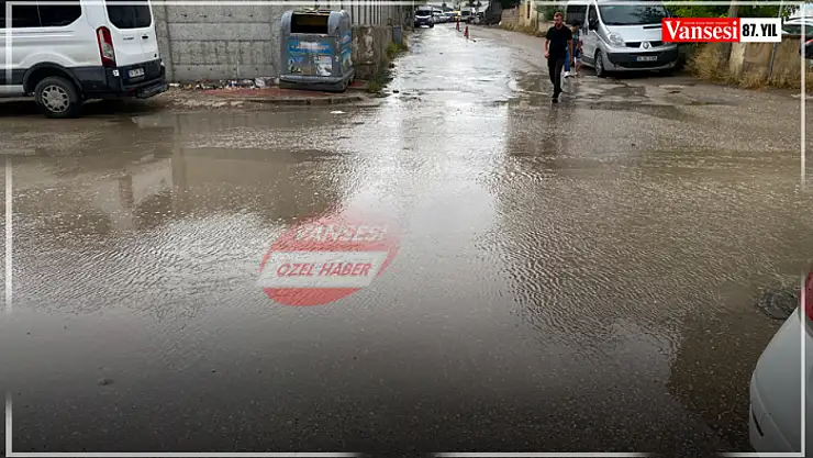Van'da sağanak yağış hayatı olumsuz etkiledi