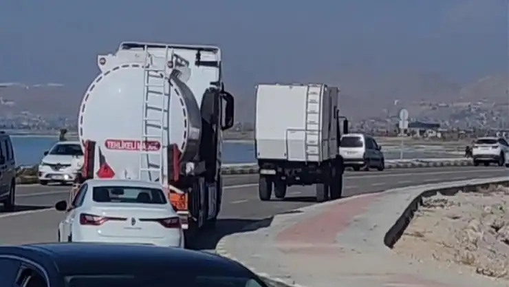 Van'da sahil yolu çökme tehlikesiyle karşı karşıya