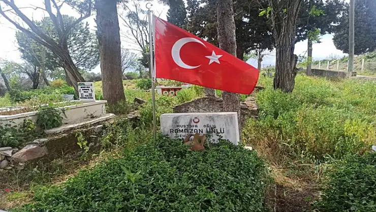 Van'da şehit olan askerin mezarı başındaki bayrak yenisi ile değiştirildi