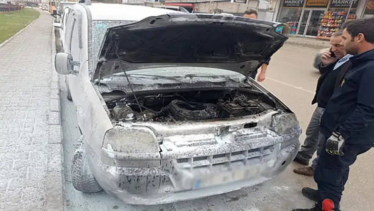 Van'da seyir halindeki aracın motoru yandı