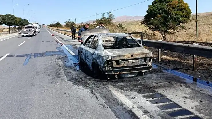 Van'da seyir halindeki otomobil alev alev yandı
