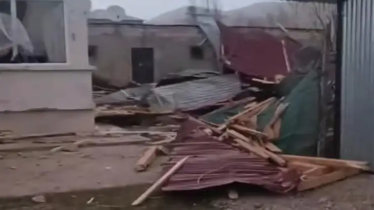 Van'da şiddetli rüzgar çatıları uçurdu