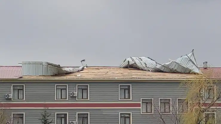 Van'da şiddetli rüzgar çatıları uçurdu