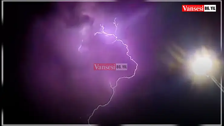 Van'da şimşek geceyi aydınlattı