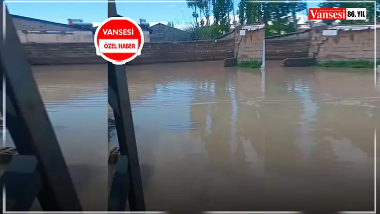 Van'da sokaklar göle döndü