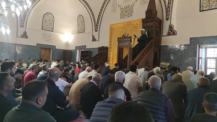 Van'da tarihi camide Kurban Bayramı namazı