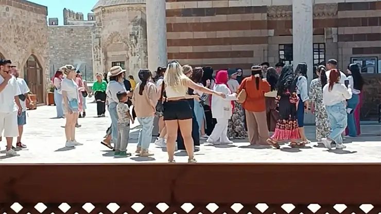 Van'da tarihi camiye uygunsuz kıyafetlerle girilmesi tepki topladı
