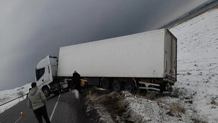 Van'da trafik kazası! Otomobil ve tır çarpıştı
