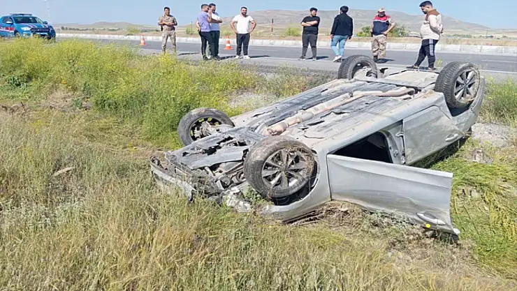Van'da trafik kazası! Otomobil takla attı