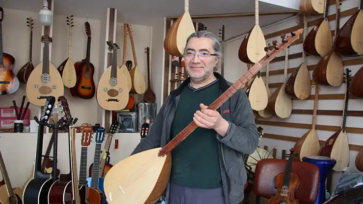 Van'da ürettiği bağlamaları dünyaya tanıtıyor
