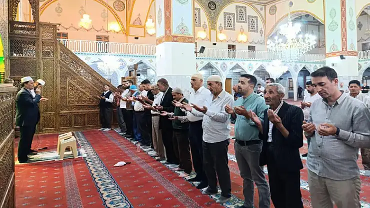 Van'da vatandaşlar Mevlit Kandili'nde camilere akın etti