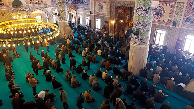 Van'da yarım asırlık Hazreti Ömer Camii'nde son cuma namazı kılındı