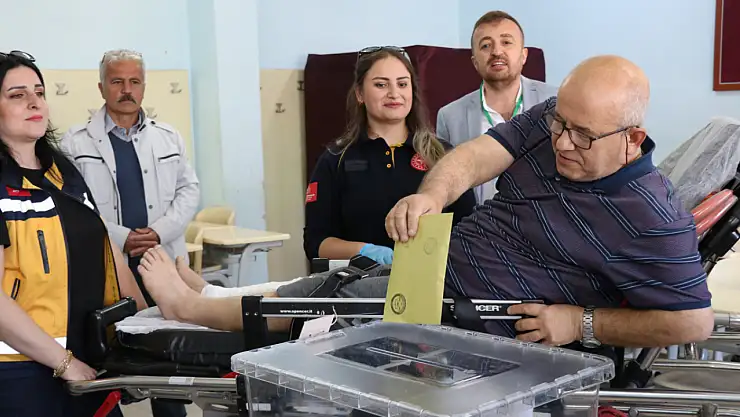 Van'da yatağa bağlı hastalar oy kullanmaya götürülecek
