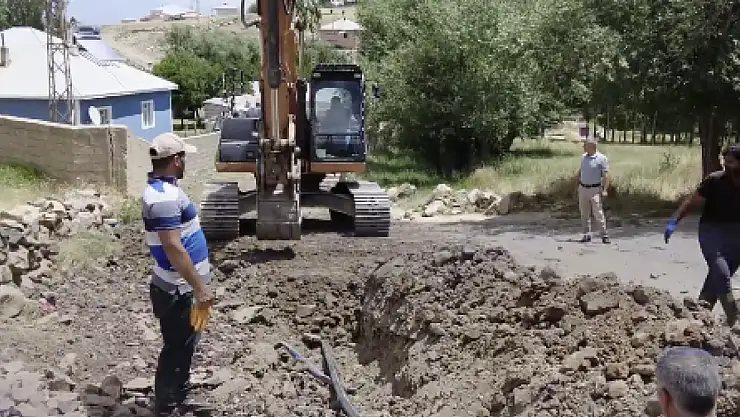 Van'da yıllardır içme suyu sorunu yaşayan mahallede yeni hat çalışması yapıldı