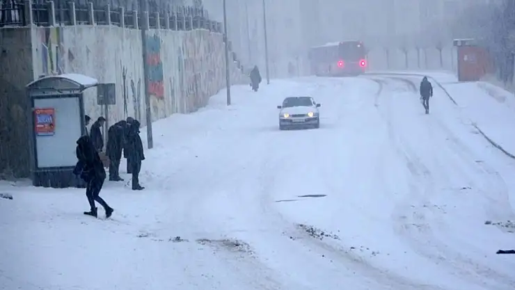 Van'da yoğun kar yağışı: Uçak seferleri rötar yaptı