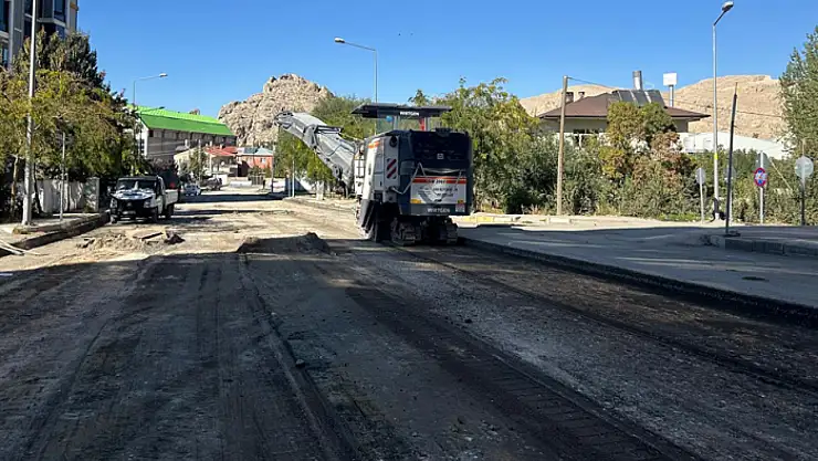 Van'da yol yenileme çalışmaları hız kesmeden devam ediyor