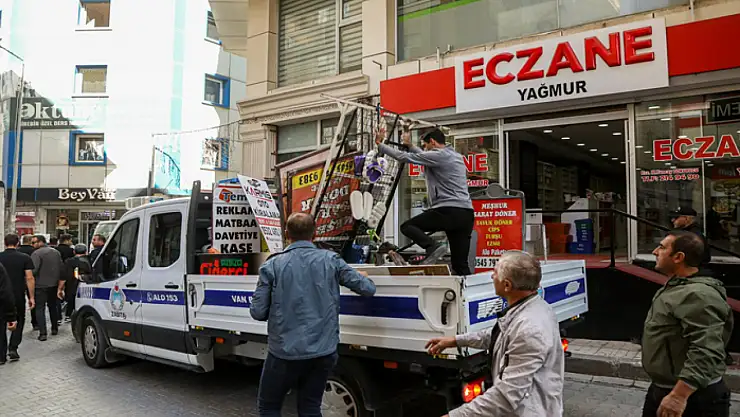 Van'da zabıta ekipleri kaldırımlara bırakılan ürünleri topladı