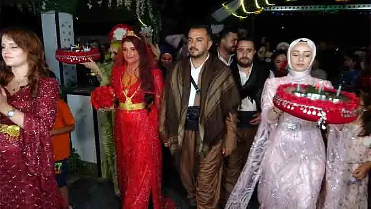 Van'daki düğünde gelin ve damada takılan takılar dudak uçuklattı