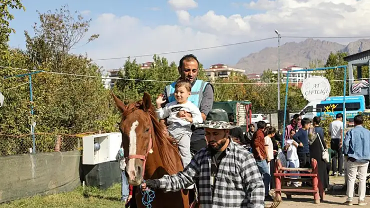 Van'daki özel çocuklar ata binmenin heyecanını yaşadı