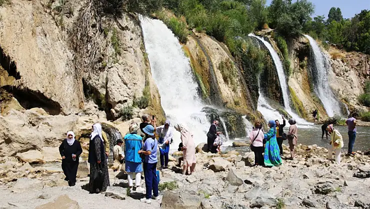 Van'daki yaşlılara moral gezisi düzenlendi