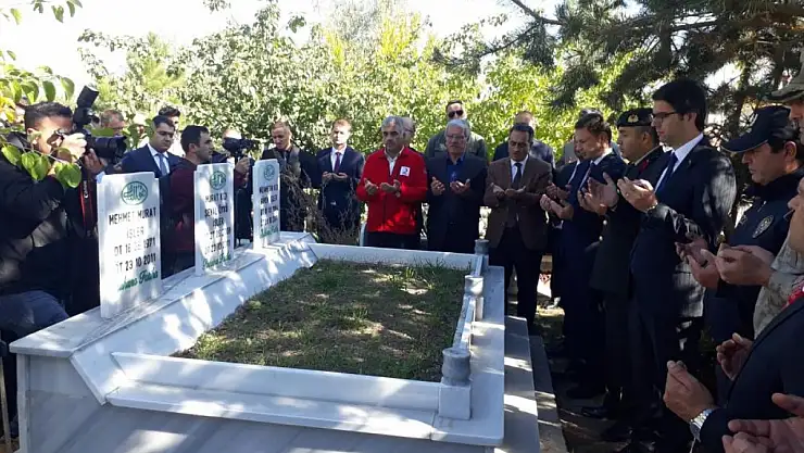 Van depreminde hayatını kaybedenler anıldı