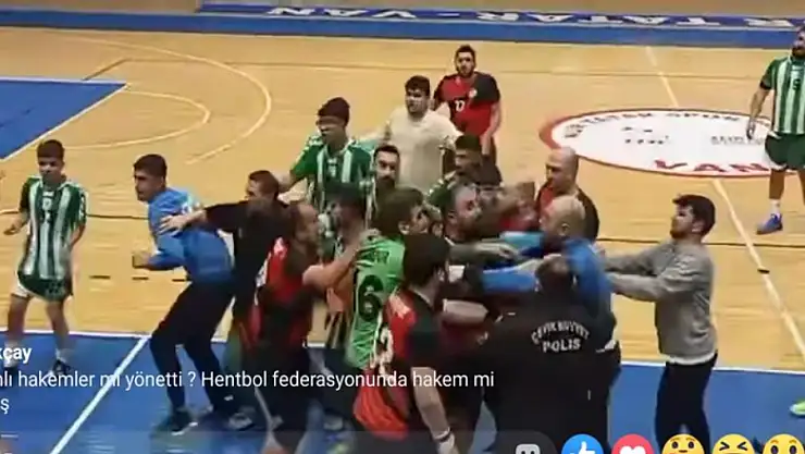 Van Erek Beşyıldız ile Bafraspor hentbol maçı boks maçına dönüştü