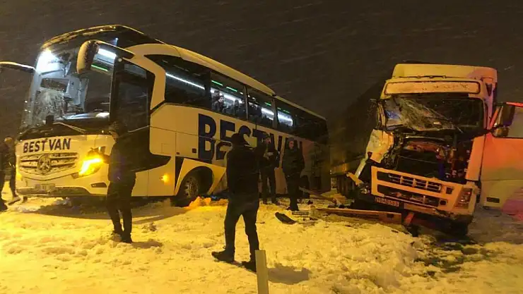 Van firmasına ait otobüs kaza yaptı! Yaralılar var...