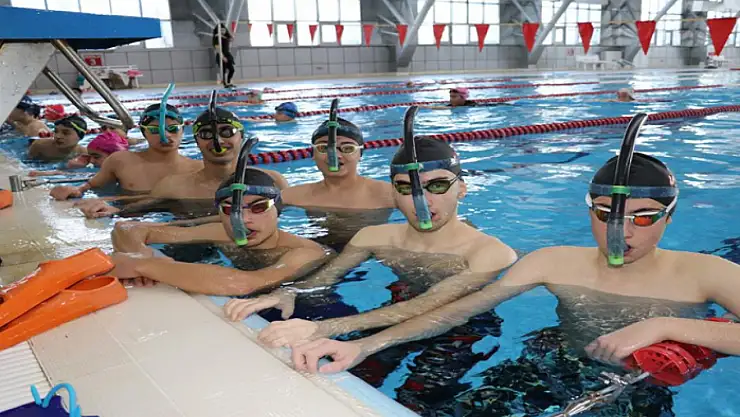 Van Gençlik ve Spor İl Müdürlüğünden öğrencilere karne hediyesi