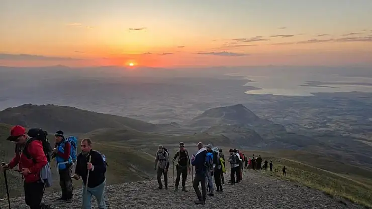 Van Gölü Ativistleri'nden Süphan Dağı'na tırmanış
