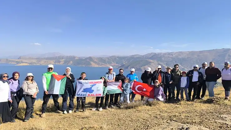 Van Gölü için 8 kilometre yürüdüler