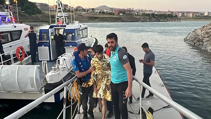 Van Gölü'nde akıntıya kapılan genç kurtarıldı