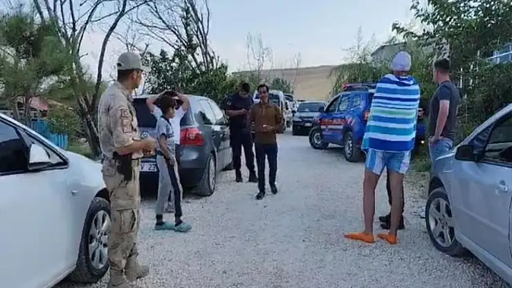 Van Gölü'ne açılan kişi ekipleri alarma geçirdi