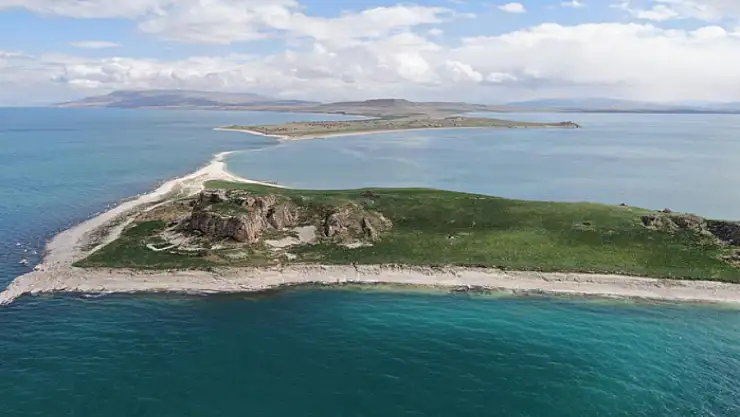 Van Gölü'nün el değmemiş güzelliği Çarpanak Adası