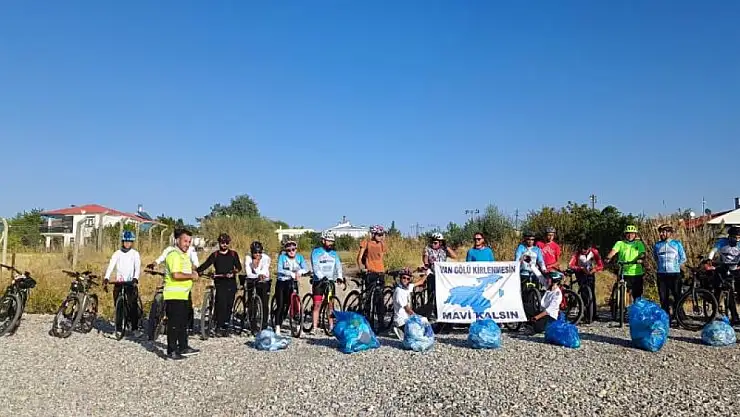 Van Gölü sahilinde çöp topladılar