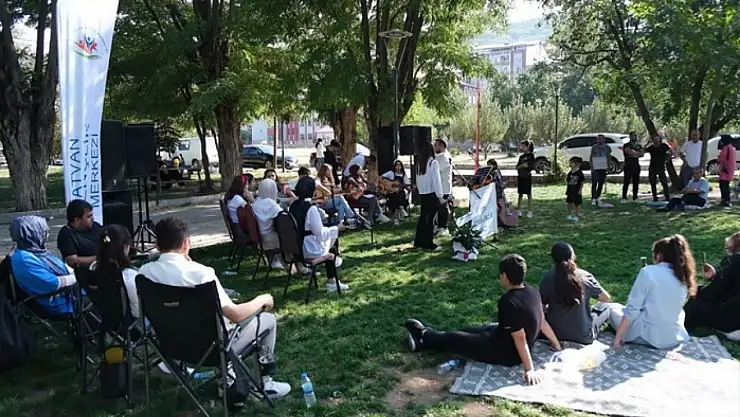 Van Gölü sahilinde mini bir konser