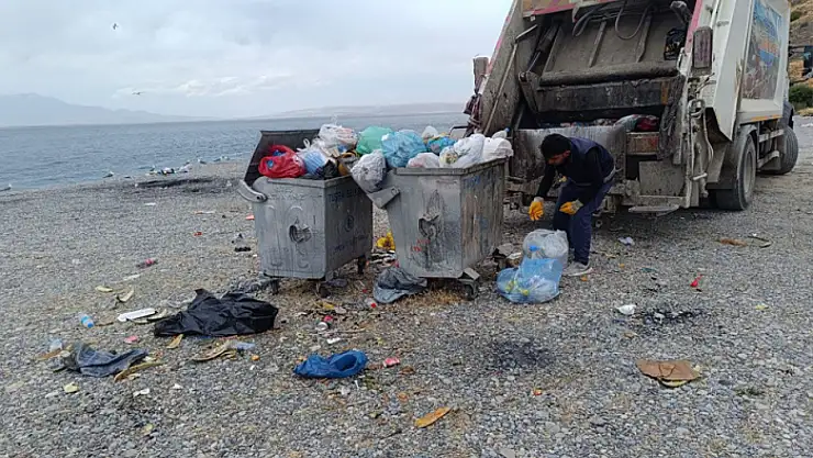 Van Gölü sahillerinde temizlik ve çim biçme çalışmaları