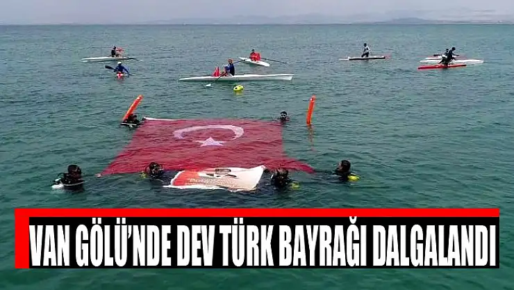 Van Gölü'nde dev Türk bayrağı dalgalandı