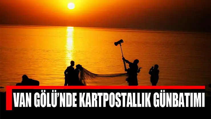 Van Gölü'nde kartpostallık günbatımı