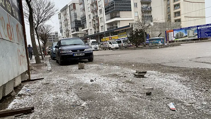 Van güne kar yağışıyla başladı