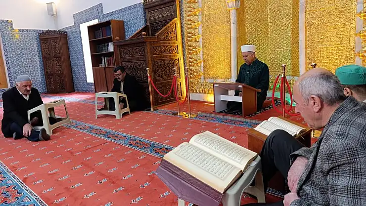 Van'ın 455 yıllık tarihi camisinde asırlık mukabele geleneği sürüyor