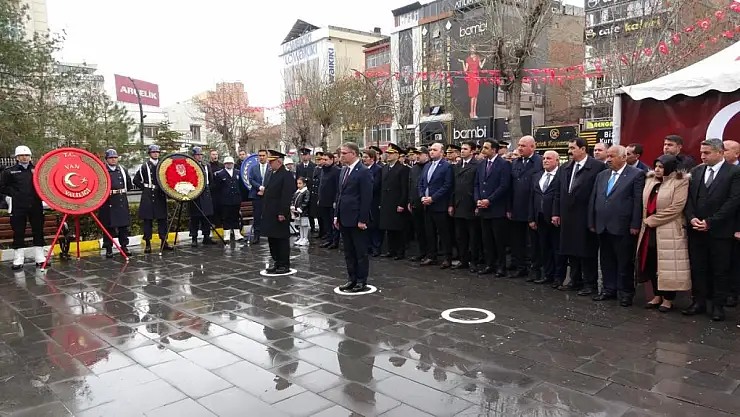 Van'ın düşman işgalinden kurtuluşu sağanak yağmura rağmen coşkuyla kutlandı